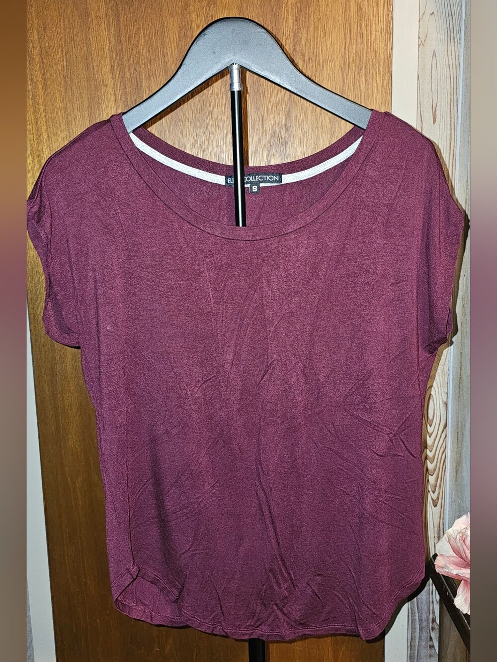 ELLE Collection Short Sleeve Scoop Neck Tee in Wine